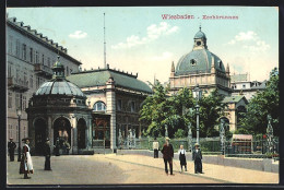 AK Wiesbaden, Kochbrunnen Mit Passanten  - Wiesbaden