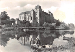 72  SOLESMES Un Pêcheur Devant L'abbaye    N° 90 \MK3028 - Solesmes