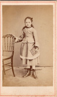 Photo CDV D'une Jeune  Fille élégante Posant Dans Un Studio Photo A PARIS - Antiche (ante 1900)