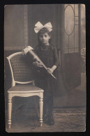 Foto AK Mädchen Schleife Im Haar & Schultüte Neben Stuhl, Halle (Saale) 1.8.1921 - Altri & Non Classificati