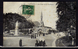 Lourdes - La Place De La Basilique - - Lourdes