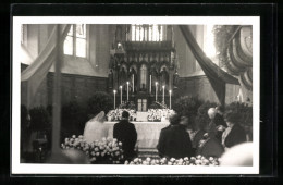 AK Vor Dem Traualtar Der Hochzeit Von Fürst Franz Josef II. Von Liechtenstein Und Fürstin Gina 1943  - Liechtenstein