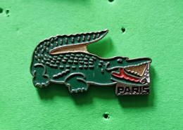 Pin's Paris Tour Eiffel Lacoste Crocodile Caimen Non Signé - Tiere