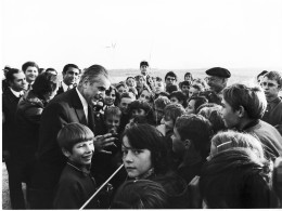 10911 / LE HAVRE (76) SAINT-ADRESSE 29.04.1974 CHABAN DELMAS Enfants Candidature Presidentielle Politique PHOTO PRESSE - Personalidades Famosas