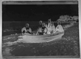 LOT DE TROIS PLAQUES DE VERRE. SORTIE FAMILIALE SUR CANOT BRETON. VERS 1950 - Diapositiva Su Vetro