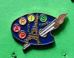 Pin's Tour Eiffel Palette De Peinture Pinceaux Fond Bleu - Ciudades