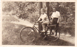 Carte Photo - Cyclisme - Jeune Garcon  Prenant La Pose Sur Le  Velo De Papa - Cyclisme