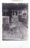 Carte Photo - Cyclisme - Jeune Femme Posant Avec Son Velo - Autres & Non Classés