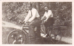 Carte Photo - Cyclisme - Couple En Tandem Pose Pour La Photo - Other & Unclassified