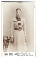 Fotografie Atelier Brandt, Lindau I. B., Maximilianstr. 53, Schwester Rosina Im Weissen Kleid Mit Kette Und Weissen Bl  - Personas Anónimos