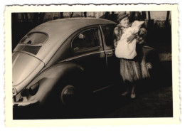 Fotografie Hans Müller, Gelsenkirchen, VW Käfer, Mutter Mit Ihrem Kind Im Arm  - Automobile