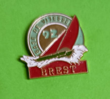 Pin's Bateau Voilier Base De Vitesse Brest 92 - Schiffahrt