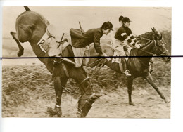 PHOTOGRAPHIE.  Course Chevaux Avec Des Femmes Jockeys En Angleterre 4 Avril 1932 . Saut D'obstacles - Lugares