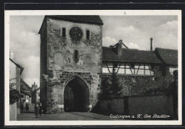 AK Endingen A. K., Stadttor Mit Strasse Und Passantinnen  - Endingen