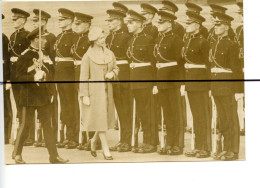 PHOTOGRAPHIE. La Reine D'Angleterre Défile Devant Des Soldats, Garde Impériale ?? - Places