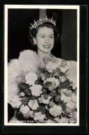 Pc Königin Elizabeth II. Von England Mit Diadem Und Prachtvollem Blumenbukett  - Familias Reales