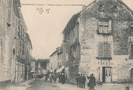 86 // CHARROUX   Vieille Maison Rue De Rochemeaux   / Café / Publicité Chocolat Meunier - Charroux