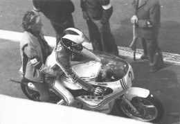 PILOTE PHIL READ GRAND PRIX DE FRANCE MOTO 1976 AU MANS  PHOTO DE PRESSE  17X12CM - Deportes