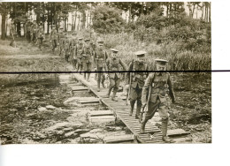 PHOTOGRAPHIE. Militaire. Manœuvres Anglaises A Aldershot , Passage Des Soldats Sur Un Pont . AGENCE ROL - Lugares