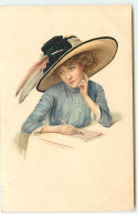 N°20613 - MM Vienne N°636 - Jeune Femme Portant Un Grand Chapeau Avec Des Plumes, Et écrivant - Vienne