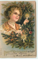 N°18382 - Carte Gaufrée - Fröhliche Weihnachten - Jeune Femme Allumant Une Bougie Sur Un Sapin - Other & Unclassified