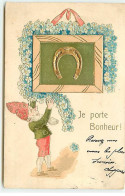 N°20633 - Carte Gaufrée - Je Porte Bonheur - Nain Mettant Une Guirlande De Myosotis Autour D'un Cadre - Sonstige & Ohne Zuordnung