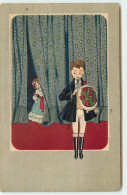 N°16242 - Carte Gaufrée - Fillette Regardant Derrière Un Rideau Un Garçon Tenant Un Bouquet De Roses - Autres & Non Classés