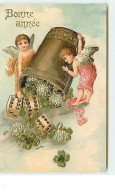 N°12842 - Carte Gaufrée - Bonne Année - Anges Lançant Des Dés Et Des Trèfles à 4 Feuilles - Anno Nuovo