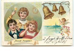 N°15043 - Prosit Neujahr - Ange Sonnant Des Cloches, Enfants Trinquant - Anno Nuovo