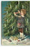 N°19470 - Carte Gaufrée - Ein Frohes Weihnachtsfest - Garçon Décorant Un Sapin D'une Guirlande De Coeur - Other & Unclassified