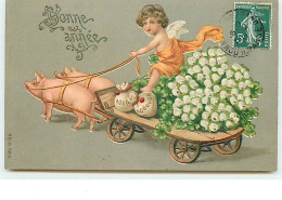 N°13884 - Carte Gaufrée - Bonne Année - Ange Conduisant Une Charette Remplie De Muguet, Et Tirée Par Des Cochons - Anno Nuovo