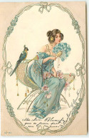 N°19495 - Carte Gaufrée - Art Nouveau -Femme Assise Avec Un éventail En Plume, Sous Le Regard D'un Perroquet - Frauen