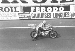 PILOTE PATRICK PONS SUR YAMAHA 250 CC ARRIVA 7EM AU  GRAND PRIX DE FRANCE MOTO 1976 AU MANS PHOTO DE PRESSE  17X12 - Deportes