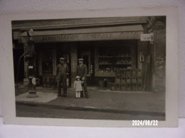 MAGASIN D'ALIMENTATION GENERALE AVEC UNE POMPE A ESSENCE CARTE PHOTO - Magasins