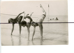 PHOTOGRAPHIE. DEAUVILLE . Des Femmes Qui Font Un Peut De Gymnastique Sur La Plage Après Le Bain. - Places