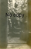 PHOTO FRANCAISE - OFFICIER DANS UN ABRI AU RAVIN DE MARSON PRES DE MASSIGES MARNE - GUERRE 1914 1918 - Guerre, Militaire