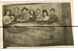 CARTE PHOTO. CPA .  Surréalisme Photo Montage. Des Personnages Dans Un Avion. Souvenir De LYON - Aviation