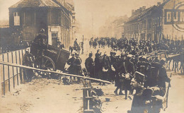 CHARLEROI (Hainaut) Cavalerie Revenant De Reconnaissance Et Soldats Préparant Des Barricades Aux Portes De La Ville En 1 - Charleroi