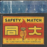 HAND HOLDING BURNING TORCH   - OLD VINTAGE MATCHBOX LABEL TAI TUNG MATCH FACTORY HONGKONG - Boites D'allumettes - Etiquettes