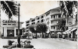 SAINTE MAXIME - Le Casino Et Les Nouveaux Immeubles - Voiture Ancienne - Sainte-Maxime