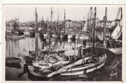 85. LES SABLES D'OLONNE .CPA ..COIN DU PORT. ANNEES 50 + TEXTE - Sables D'Olonne