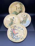 4x BAMBOU Mini Assiettes 1963 Coll. Geishas Et Grue Diam 16cm Ancien      #240046 - Arte Asiatica