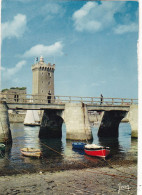 85. LES SABLES D'OLONNE .CPSM. LA TOUR D'ARUNDEL.VUE DES PILES DE LA JETEE. LE PORT. ANNÉE 1974 + TEXTE. GRAND FORMAT - Sables D'Olonne