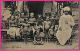 Ag3779  - INDIA - VINTAGE POSTCARD  - Ethnic, School Boys&Master - Inde