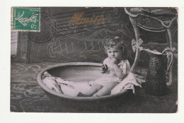 CPA Fantaisie Enfant . Bébé Dans Une  Bassine . Amitiés . 1912 - Szenen & Landschaften