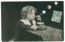 CPA Enfant . Portrait . Enfant Qui Fait Des Bulles . 1906 - Retratos