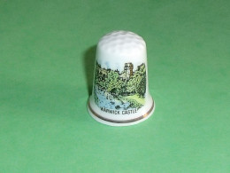 TB110G / Dé /Dés à Coudre / Etranger : Warwick Castle - Thimbles