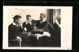 Foto-AK Junge Männer Beim Mühlespiel  - Echecs