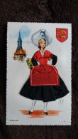 CARTE  BRODEE FOKLORE FOLKLORIQUE FEMME DESSIN ELSI NORMANDIE BLASON ED FANTA  CAP 6 HONFLEUR - Brodées