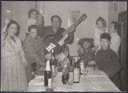 Suonatore Di Chitarra Dopo La Cena Bottiglia Duff Gordon, 1960 Foto Epoca - Lugares